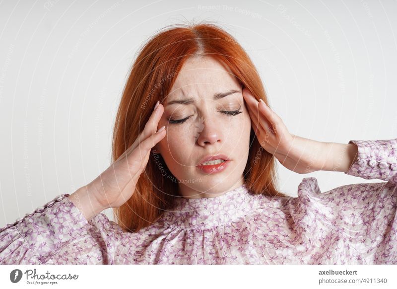 Frau, die unter Kopfschmerzen oder Migräne leidet, massiert ihre Schläfen, um den Schmerz zu lindern ertragen Massage tempel Stress entlasten Erleichterung