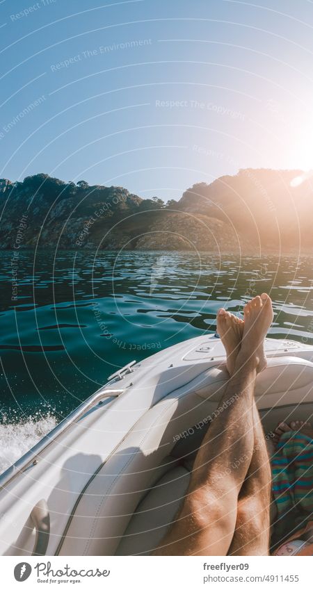 Erste Person-Ansicht eines Mannes, der sich auf einem Boot entspannt Urlaub pov Beine Reichtum Inseln entspannend Cíes Vigo genießend Sonne Menschen bequem