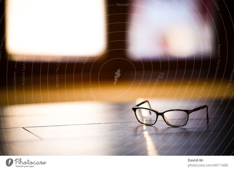 Brille auf einem Tisch lesen Auszeit Sonnenlicht Wissen Bildung sehhilfe sehkraft Optik Optiker Ruhe Harmonie Sehvermögen alter kurzsichtig erblinden Blindheit