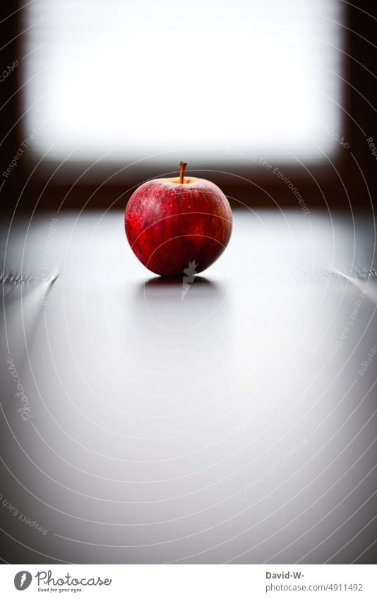ein Apfel auf einem Tisch rot gesund Vitamine Kontrast bunt Kunst Obst Gesunde Ernährung Lebensmittel Frucht Mittelpunkt