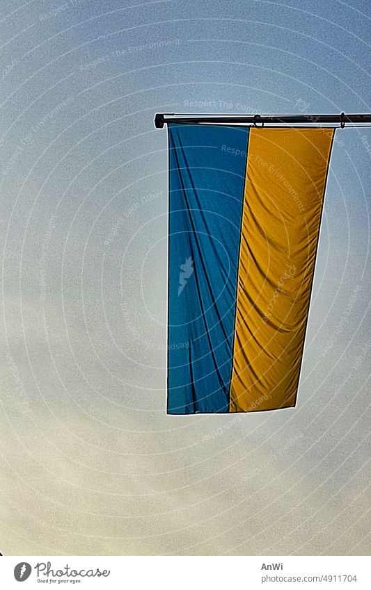 ukrainische Flagge bei Dämmerung Ukraine Fahne ukrainische Fahne blau gelb Symbol Freiheit Solidarität Zeichen Friedenswunsch Hoffnung windstill grauer Himmel