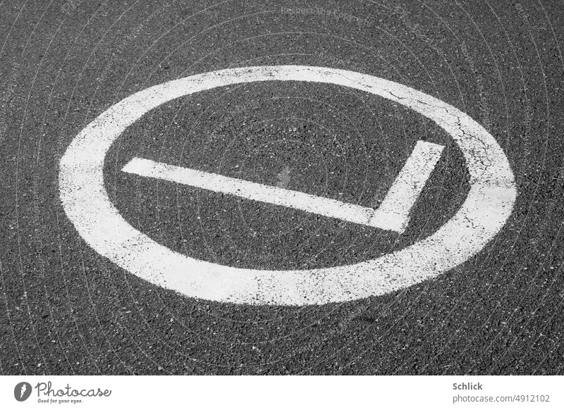 L wie Langeweile Parkplatzmarkierung mit Kreis auf Asphalt Buchstabe Großbuchstabe Schriftzeichen Straße diagonal Tag weiß Außenaufnahme Schilder & Markierungen