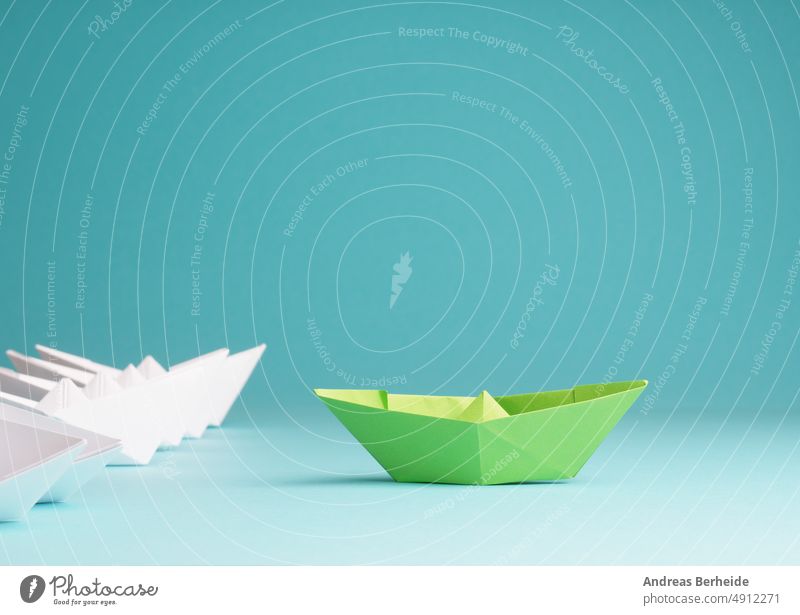 Neue Ideen, Kreativität und verschiedene innovative Lösungen oder Führung, ökologisches Konzept mit Papierbooten grün Ökologie Umwelt weiß Boot Business Farbe