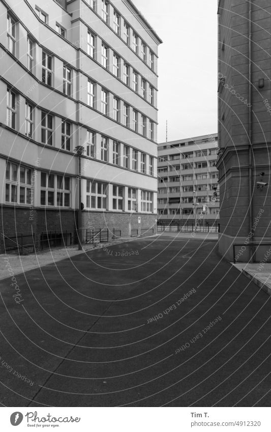 Berlin Mitte Plattenbau Architektur Haus Stadt Fassade Himmel Fenster Hauptstadt Menschenleer Gebäude Außenaufnahme Stadtzentrum Tag s/w bnw Schwarzweißfoto