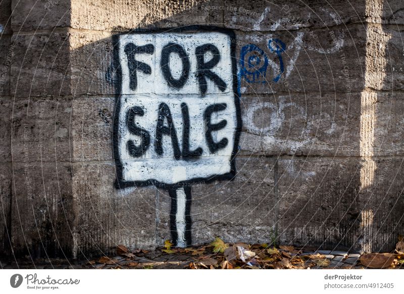 Wand mit Botschaft: "For Sale" Außenaufnahme trist immobilie mehrfarbig Textfreiraum links Textfreiraum unten Immobilienmarkt hauskauf Tourismus Städtereise