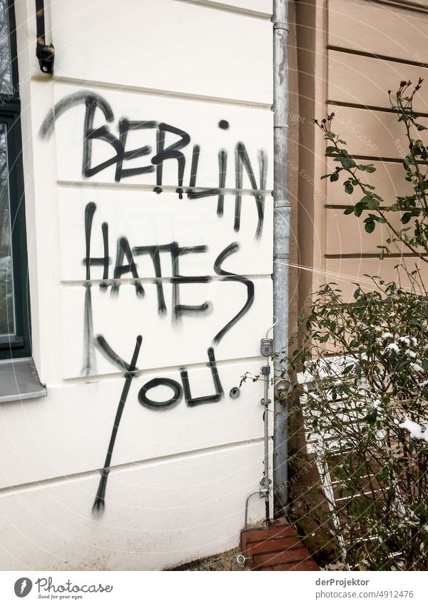 Wand mit Botschaft: "Berlin hates you" Außenaufnahme trist immobilie mehrfarbig Textfreiraum links Textfreiraum unten Immobilienmarkt hauskauf Tourismus