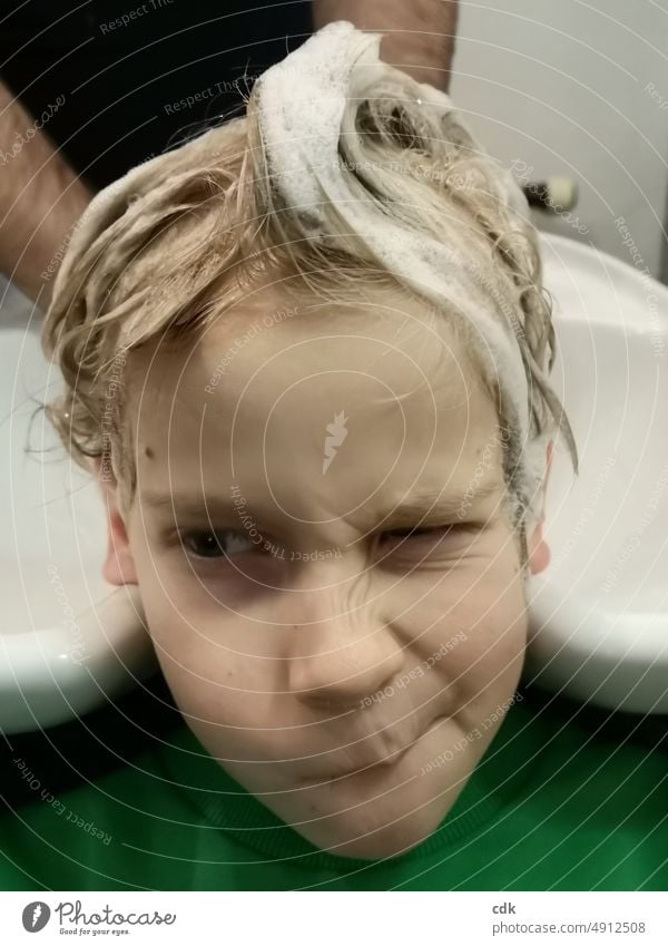 Kindheit | Friseurbesuch | Schaum im Haar & Flausen im Kopf Mensch Junge Porträt Innenaufnahme Gesicht Nahaufnahme beim Friseur Haarwäsche Haare waschen Shampoo