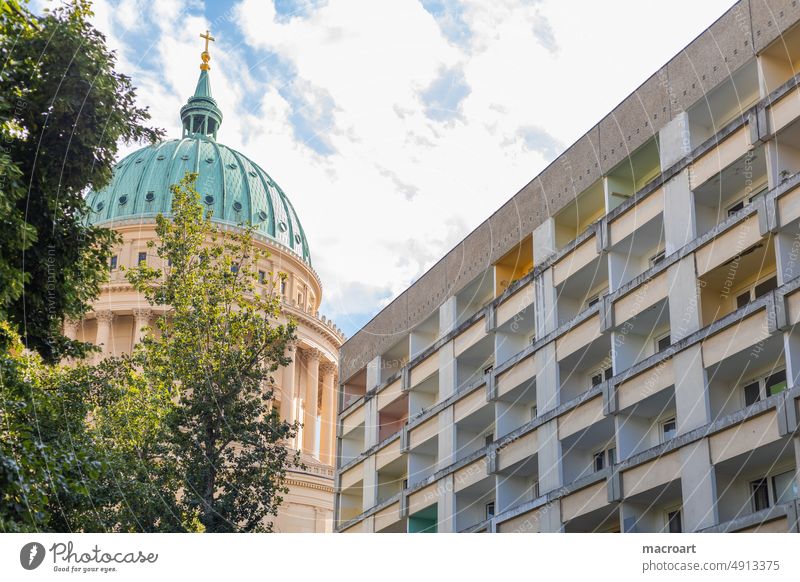Kontraste - Prunkbau nebst Block in Potsdam arm reich gefälle armut reichtum architektur hartz 4 kuppel geld renovierung verfall gold beton kluft wandel