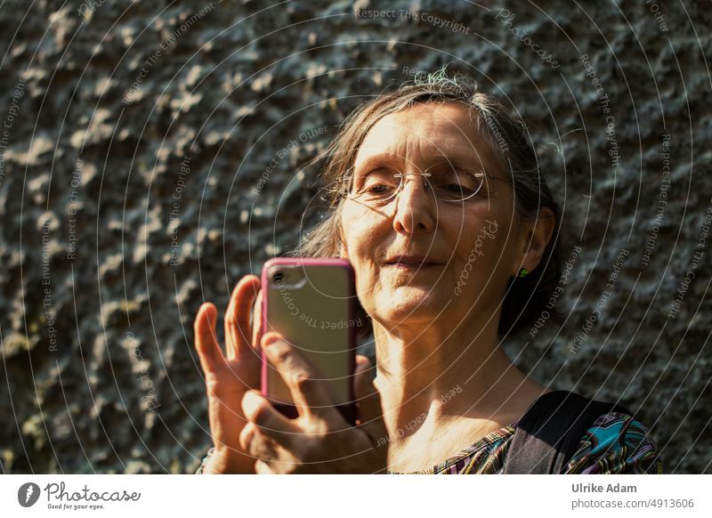 Parktour HH 2021 | Frau mit Smartphone Technik & Technologie Internet Erwachsener Mobile benutzend Nachricht SMS Menschen Gelassenheit lesen Frauen Telefon