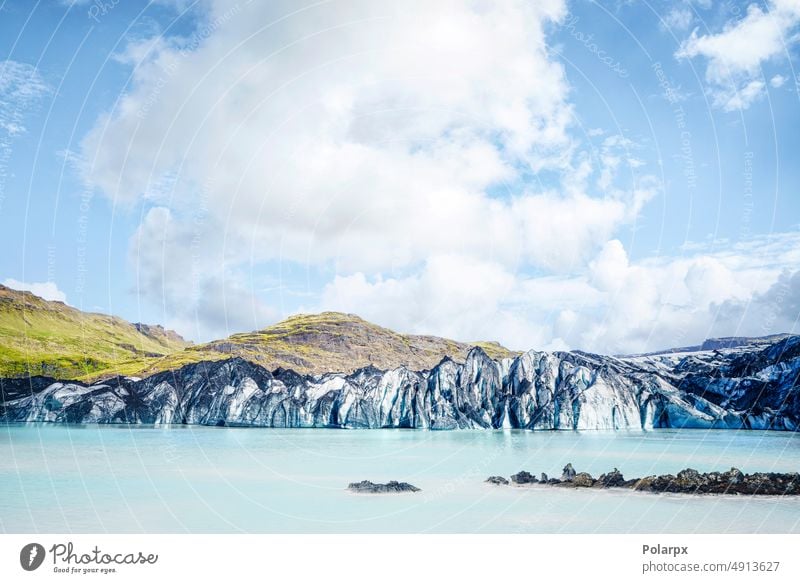 Schmelzender Gletscher in Island mit türkisfarbenem Wasser Lava Felsen Eis Geologie Szene Landschaft Wildnis dramatisch geologisch Himmel Ausflug Eiskappe