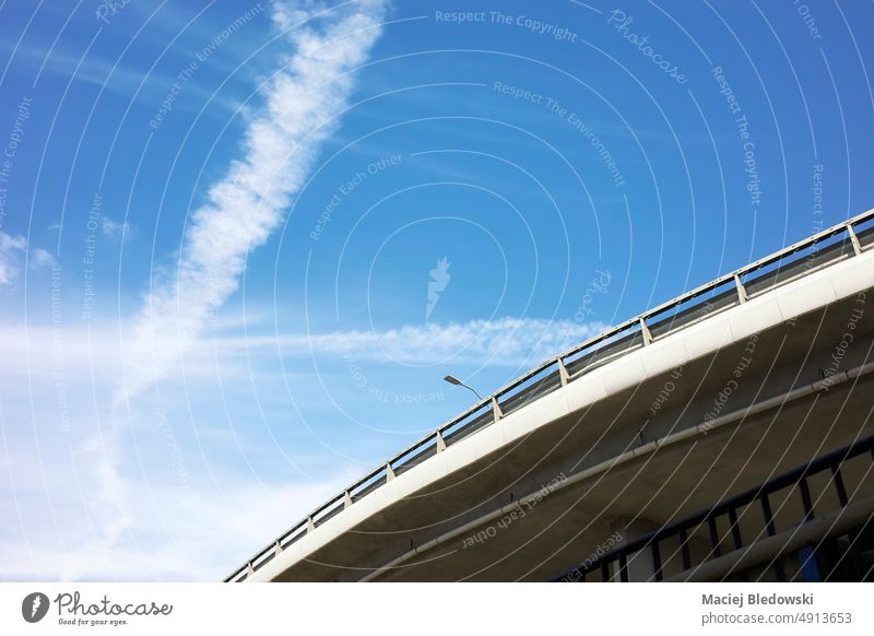 Bild einer Überführung vor blauem Himmel. Autobahn Hochstraße Straße Überbrückung Großstadt Brücke Verkehr Ausflug reisen Sicherheit Ansicht Weg leer