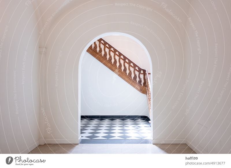 eleganter, hölzern, reich verzierter Treppenaufgang hinter einem Torbogen holztreppe minimalistisch Minimalismus Museum Architektur Holz Holztreppe Schatten