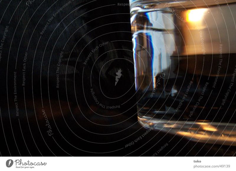 Wasserglas durchsichtig trinken schwarz Innenaufnahme Glas Vor dunklem Hintergrund Schwarzweißfoto ohne blitz