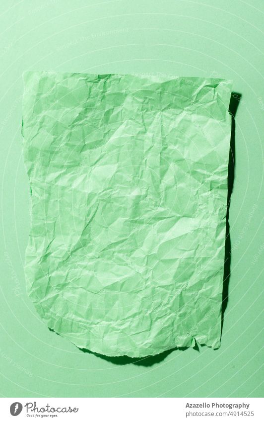 Minimalistisches Stillleben eines zerknitterten Stücks grünen Papiers. abstrakt Kunst künstlerisch Hintergrund hell chaotisch Farbe farbenfroh Konzept Risse