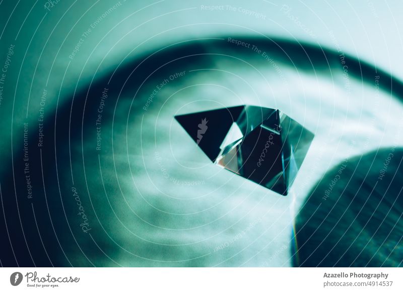 Glaspyramide mit abstraktem Schatten. 3d Kunst Hintergrund Strahl Unschärfe verschwommen Konzept konzeptionell Kondenswasser Kristalle defokussiert Design