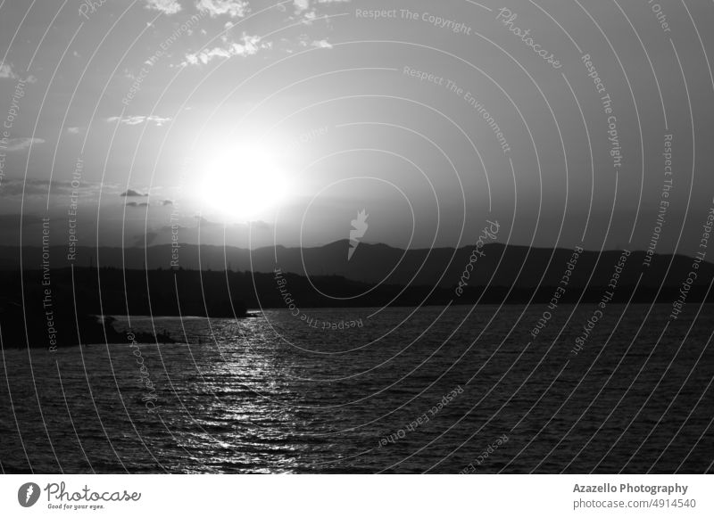 Sonnenuntergang in Schwarz und Weiß Kunst Hintergrund Bank Bucht Strand schön blau hell Ruhe Wandel & Veränderung Klima Küste Tageslicht Ökologie