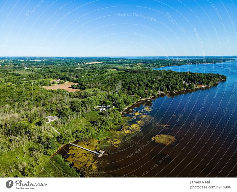 Lake Winneconnie in Wisconsin im Sommer Horizont Uferlinie Frühling natürlich Amerikaner Natur Wasser Land See Hintergrund Boden Dock Wachstum