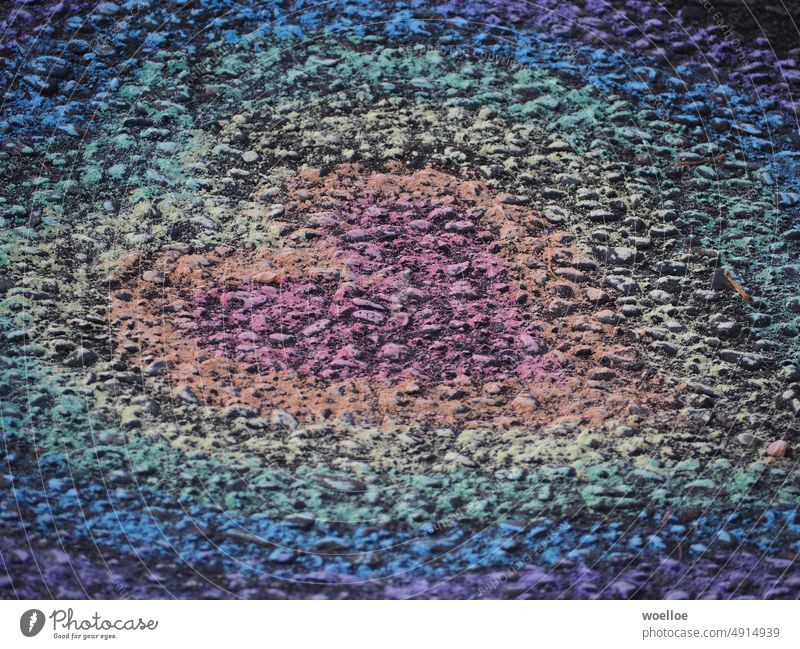 Regenbogen-Herz aus Kreide auf Asphalt Liebe Kreidezeichnung Kinderzeichnung Kreativität Spielen Strassenmalerei Zeichnung mehrfarbig Straßenkreide