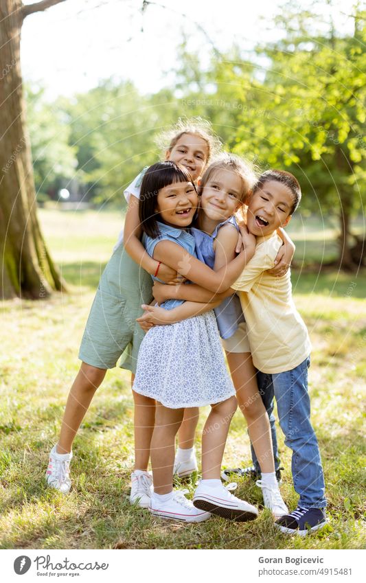Gruppe asiatischer und kaukasischer Kinder, die sich im Park vergnügen Kaukasier Glück Sommer Fröhlichkeit Lächeln heiter Freunde Spaß wenig Freundschaft