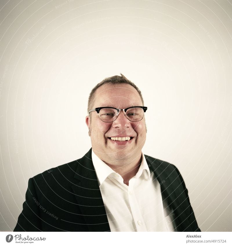 Analoges Portrait eines Mannes im Anzug mit Brille, der in die Kamera lächelt. Beruf Lifestyle Wirtschaft Büro Arbeit & Erwerbstätigkeit gut schön Oberkörper