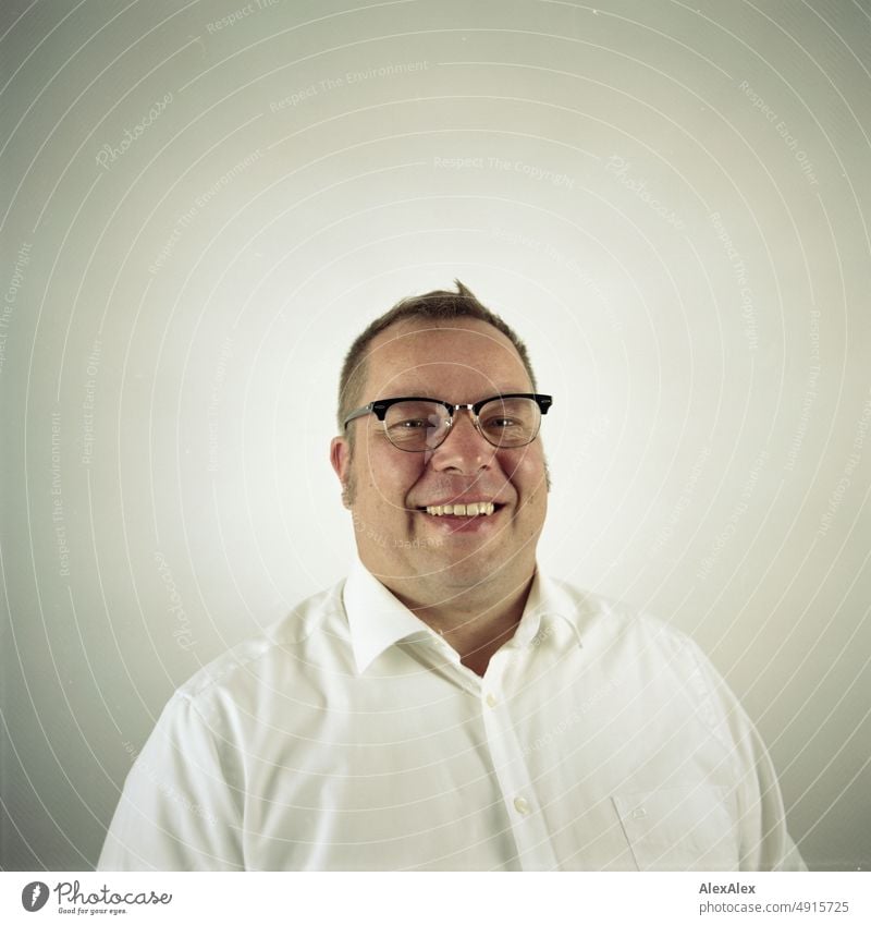 Analoges Portrait eines Mannes im Hemd mit Brille, der in die Kamera lächelt. Beruf Lifestyle Wirtschaft Büro Arbeit & Erwerbstätigkeit gut schön Oberkörper