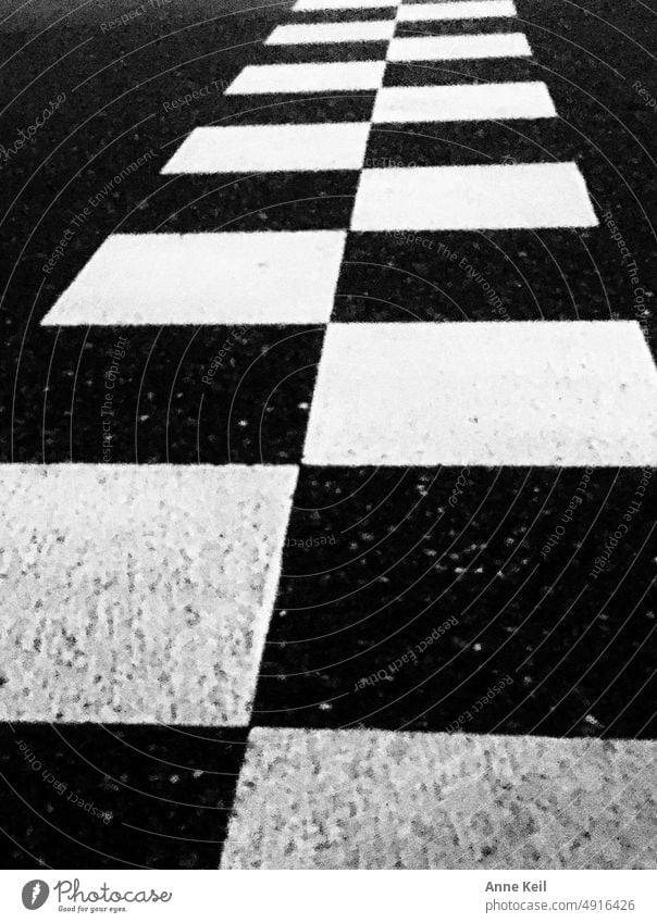 Strassenmarkierung schwarz weiss Markierung Straße Asphalt fahrbahnmarkierung wegzeichen Schwarzweißfoto Quadrate orientierung