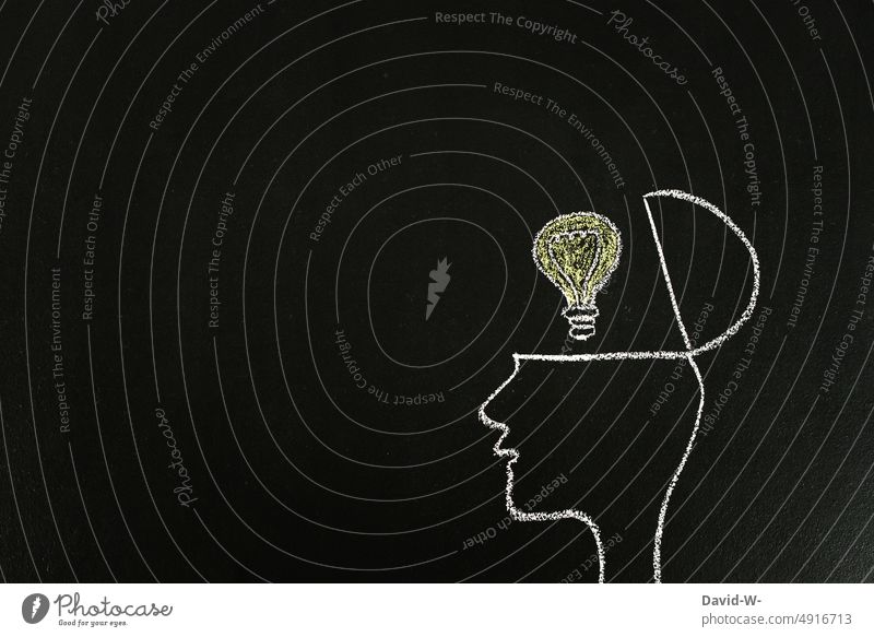 Ideengeber - offener Kopf mit Glühbirne Anregung Hilfe beisteuern lösungsvorschlag Hilfsbereitschaft Lösungsweg Erfolg Einfall Kreativität Zeichnung Kreide
