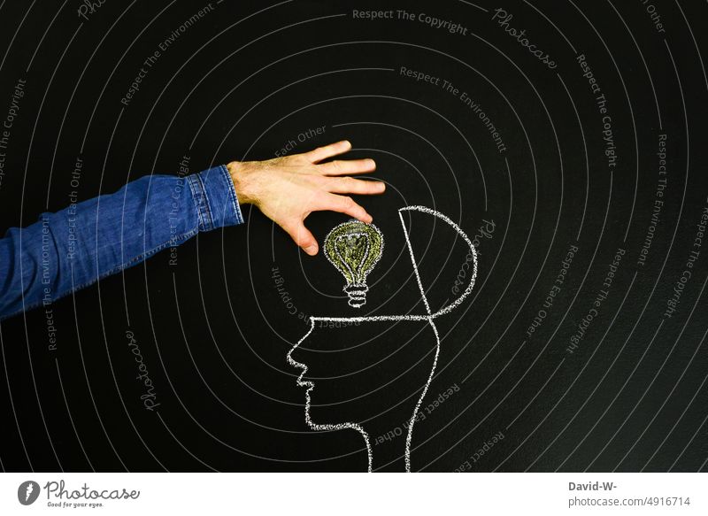 jemandem die Idee klauen übermitteln Glühbirne denken Konzept Lösung Inspiration Zeichnung Kreide Tafel Kopf Denken Erfolg hilfestellung Erleuchtung schenken