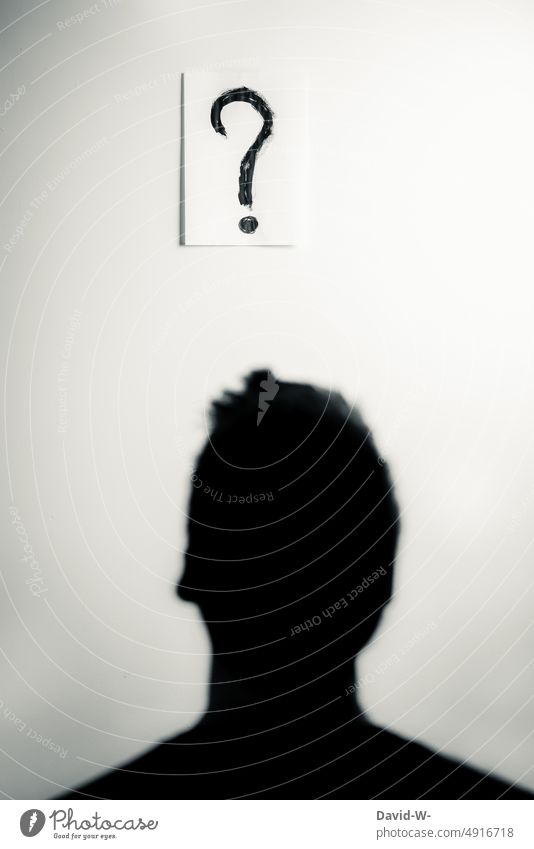 Fragezeichen - Mann anonym Fragen nachdenklich Gedanken denken nachdenken Kopf wieso ? Hinterkopf unsicher ungewiss