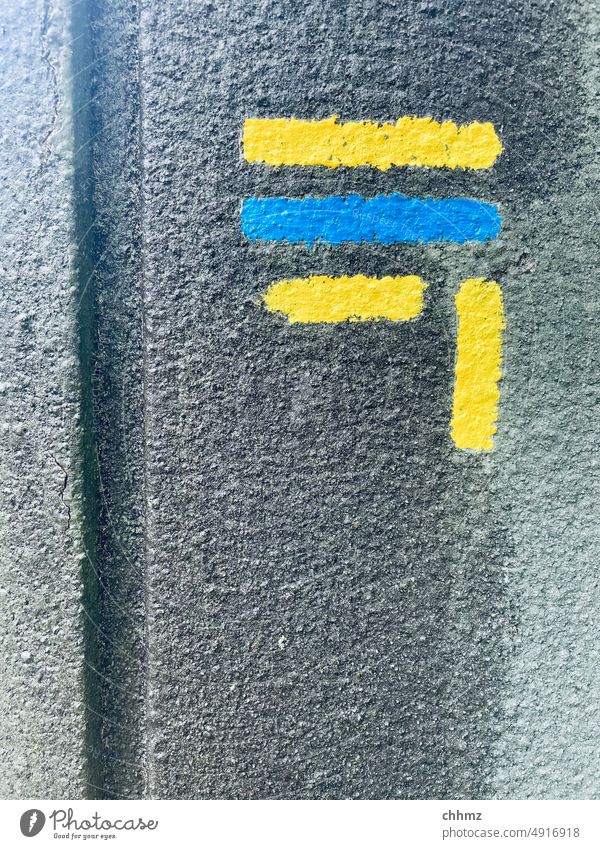 Markierung Wegezeichen Symbole & Metaphern hinweis gelb blau Ukraine Frieden Krieg Striche Farbe Solidarität Zeichen Freiheit