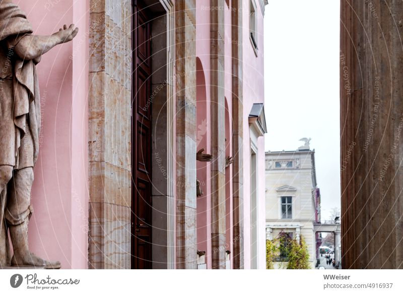 Hände von Statuen ragen aus den Nischen eines alten Opernhauses hervor Theater Kultur Klassik Musik Haus Gebäude Arm Hand Denkmal Figur Antike ehrwürdig