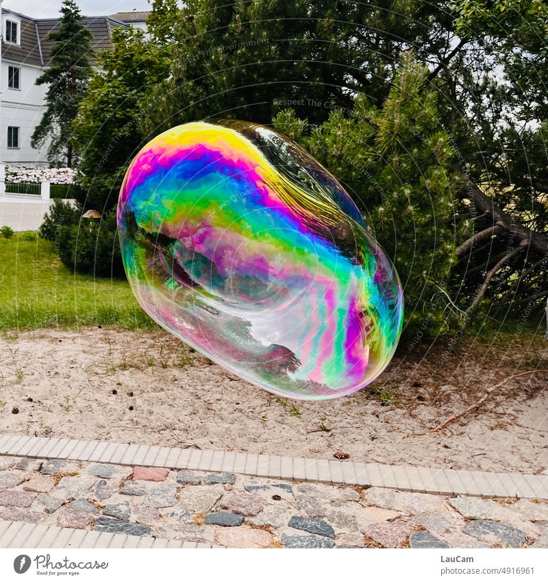 Seifenblase XXL Regenbogen farbig Blase platzen fliegen schweben schwebend leicht Schweben rund Leichtigkeit Reflexion & Spiegelung träumen zerbrechlich