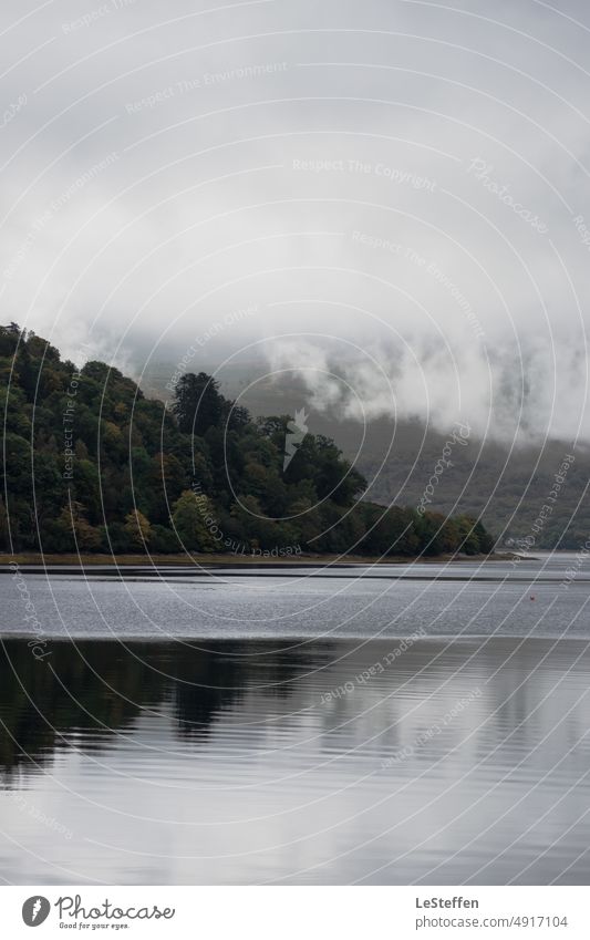 tief hängende Wolken im schottischen Glen Landschaft wolken See Schottland Spiegelung dunkel Bäume Wasserspiegelung tiefe wellen Nebel ruhig bedrohlich