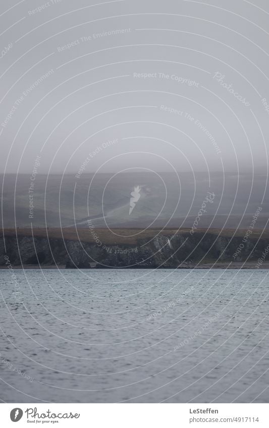 Schottische Küste und Pfad im Nebel Meer unruhiges Wasser Wellen Tiefenunschärfe Steilküste grauer Himmel Schottland dunkel und launisch bedrohlich kalt Ruhe