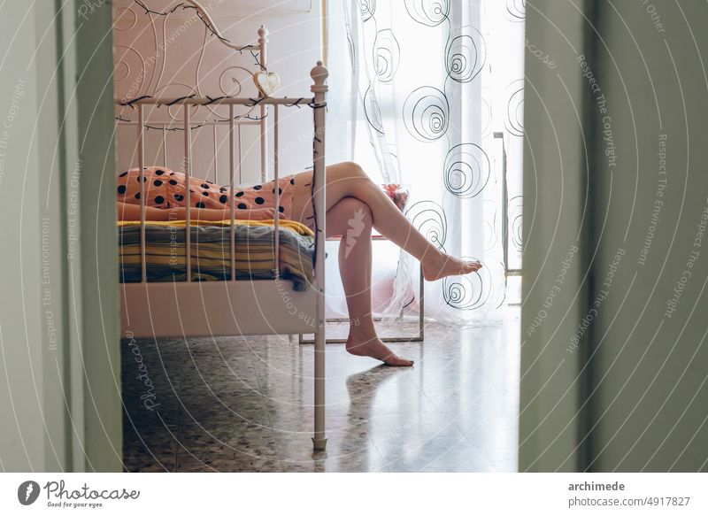 Frau entspannt auf dem Bett attraktiv schön Komfort genießen Mode heimwärts Haus im Innenbereich Beine Freizeit Lifestyle Lügen Erholung sexy Fenster