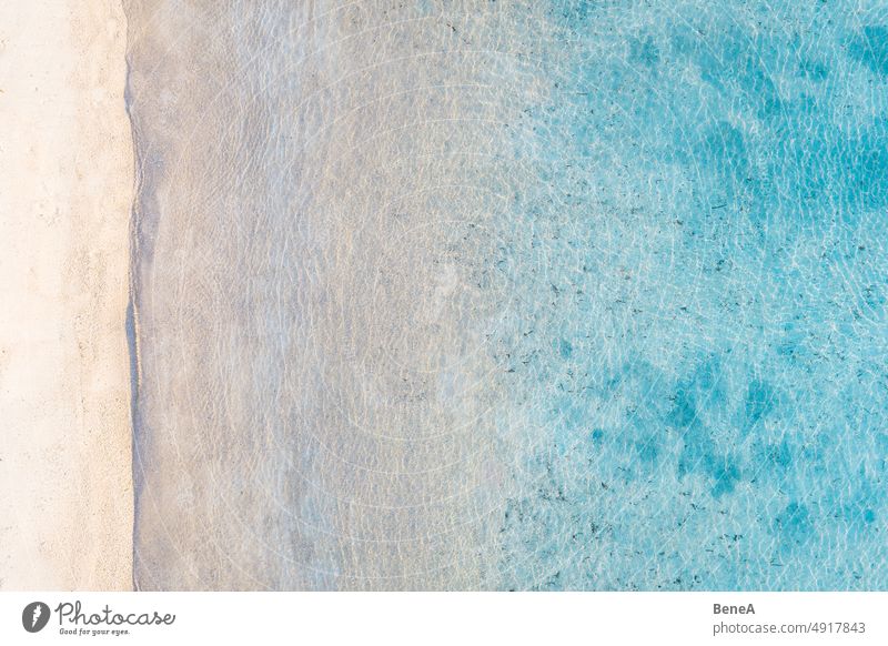 Schöner Strand mit kristallklarem Wasser Antenne aqua Baden Bucht schön blau Windstille übersichtlich Küste Küstenstreifen Küstenlinie Kristalle Ausflugsziel