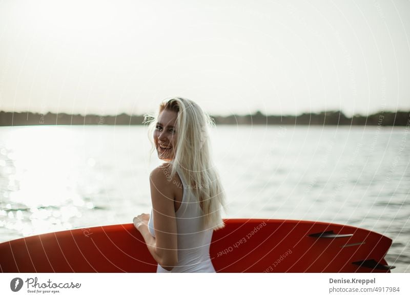 Frau mit Surfboard Frauengesicht Frauenbein Frauenpower Idylle entspannt Ruhe entspannung relax Erholung Entspannung Sommer Freizeit Ferien Freude lifestyle