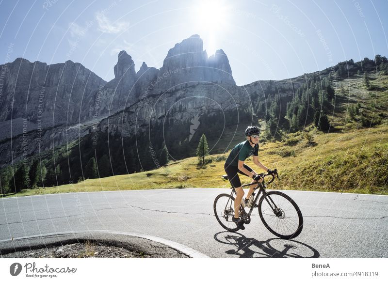 Rennradfahrer beim Aufstieg in den italienischen Dolomiten alpin Alpen Hochpustertal Athlet Herbst schön blau Blauer Himmel Klettern Fahrradfahren Radfahrer