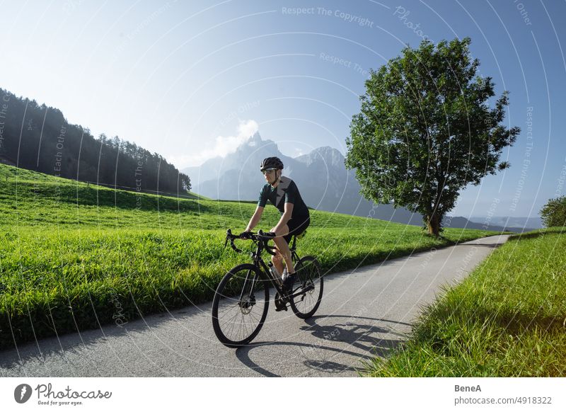 Rennradfahrer beim Aufstieg in den italienischen Dolomiten alpin Alpen Hochpustertal Athlet Herbst schön blau Blauer Himmel Klettern Fahrradfahren Radfahrer