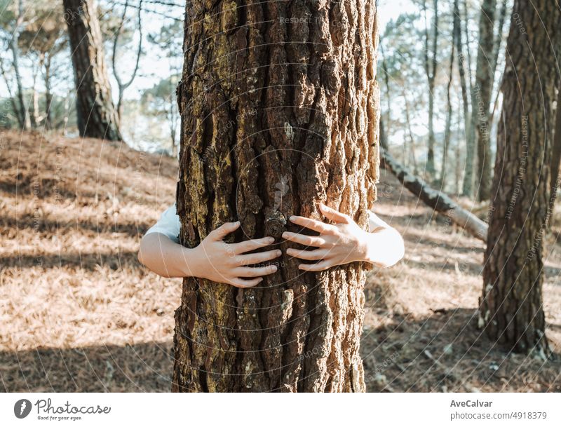 Junge Frau umarmt sich. Caring für und Einheit mit der Natur. Ökologie und Rettung des Planeten Konzept.Natur und Öko-Lifestyle - die Welt verändern - Welttag und Schutz für das Leben und den Planeten