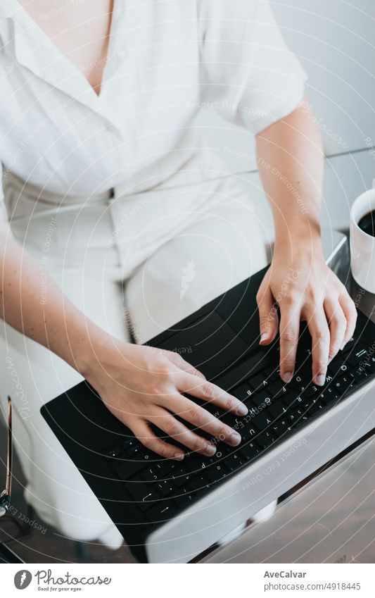 Close up Bild einer Frau arbeitet im Home-Office entfernt, arbeiten und tippen auf der Tastatur, Hände close up.Freelancer Frau Chatten über das Internet auf Social Networks
