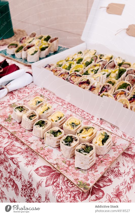 Leckere Tortilla-Rollen auf dem Tisch rollen Snack Lebensmittel Amuse-Gueule Festessen dienen Anlasser Kulisse geschmackvoll lecker appetitlich Überfluss