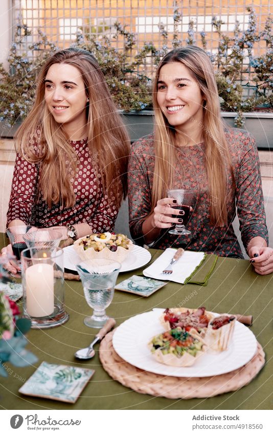 Zufriedene Frauen unterhalten sich beim Abendessen auf der Terrasse Freund reden Talkrunde sprechen Lebensmittel Rotwein Zeit verbringen feiern freie Zeit