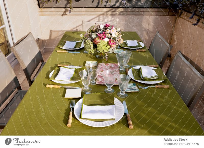 Servierter Tisch mit Geschirr und Blumen Tabelleneinstellung Teller Dekor dienen Stil Besteck Glaswaren Anlass Design kreativ Dekoration & Verzierung Gabel