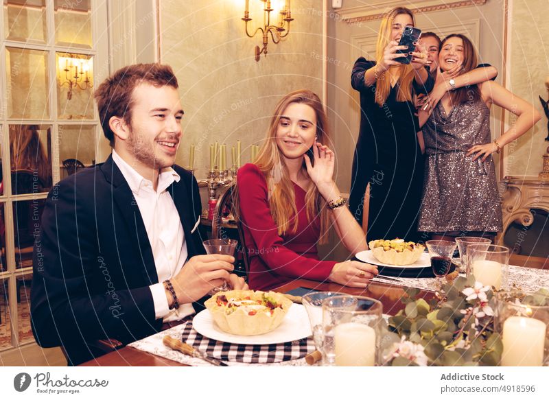 Freunde beim Abendessen im Restaurant Paar jubelt Glas Menschengruppe Alkohol feiern Anlass Wiedersehen Sitzung Mahlzeit Rotwein Selfie Selbstportrait