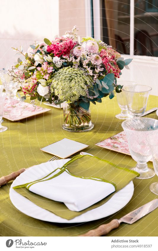 Servierter Tisch mit Geschirr und Blumen Tabelleneinstellung Teller Dekor dienen Stil Besteck Glaswaren Anlass Design kreativ Dekoration & Verzierung Gabel