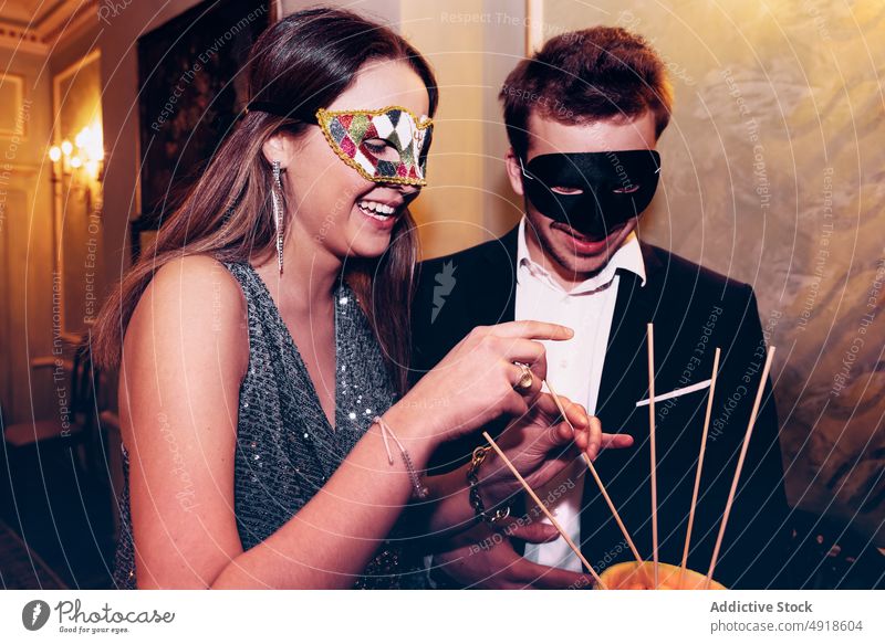 Pärchen in Maskerade-Masken isst Melone während einer Party Paar Freund Melonen Frucht Ball Mundschutz feiern essen Anlass Termin & Datum Lebensmittel