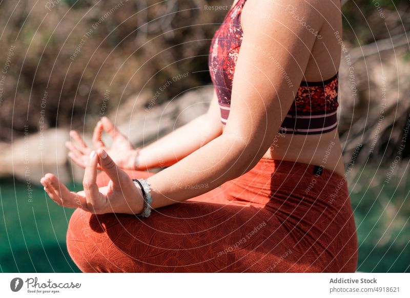Anonyme Frau übt Yoga im Fluss Natur Lifestyle tadasana See Gesundheit Erwachsener Erholung Sommer jung Übung Körper Sport Person Mädchen Wasser schön Zen