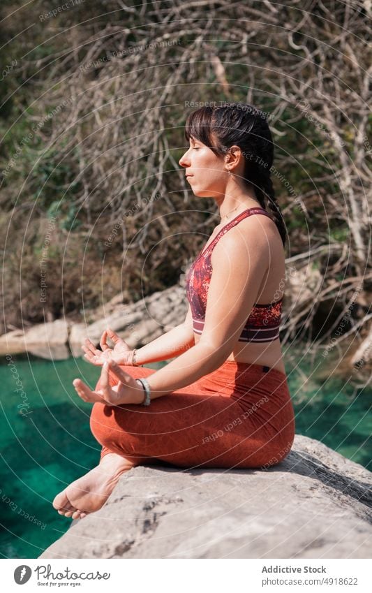 Frau übt Yoga im Fluss Natur Lifestyle tadasana See Gesundheit Erwachsener Erholung Sommer jung Übung Körper Schönheit Sport Person Mädchen Wasser schön Zen