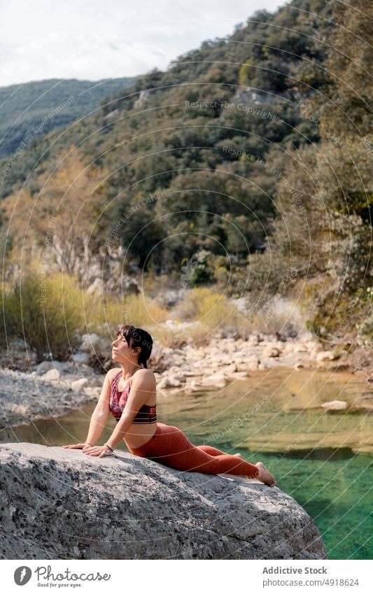 Frau übt Yoga im Fluss Natur Lifestyle Kobra-Pose See Gesundheit Erwachsener Erholung Sommer jung Übung Körper Schönheit Sport Person Mädchen Wasser schön Zen